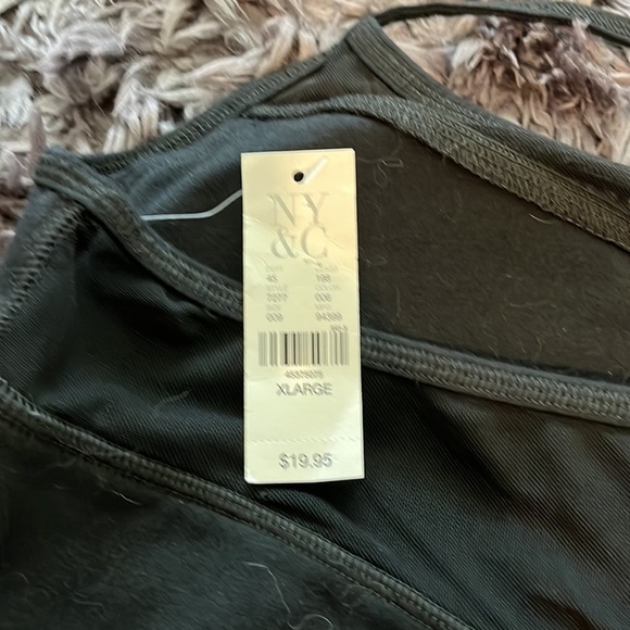 New York and Company size XL sports bra with padding and mesh back. - Picture 3 of 5